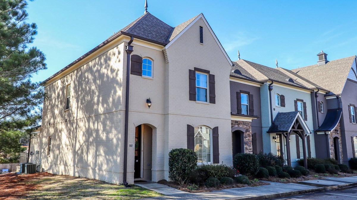 Oxford House | Comfortable, Convenient and Well Appointed 3B/3.5BA