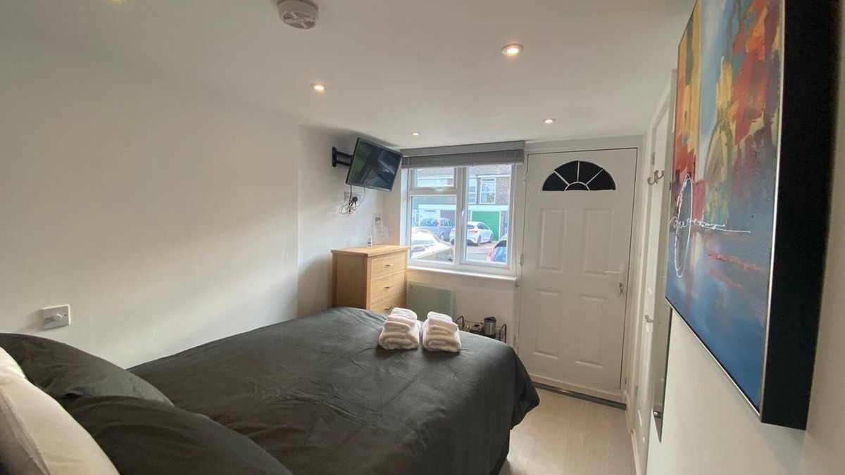 Cherry Hinton House | Comfortable cosy double ensuite room 'Karibu'