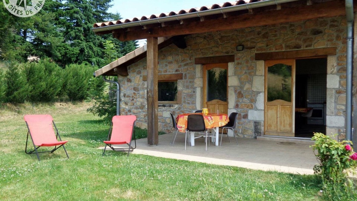 Chuyer Cottage | Comfortable cottage with large grounds and pets allowed