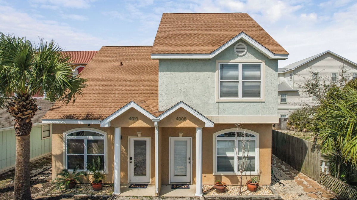 Crescent Beach House | Comfortable Emerald Coast Retreat! Only 3 minute walk to the white sandy BEACH!