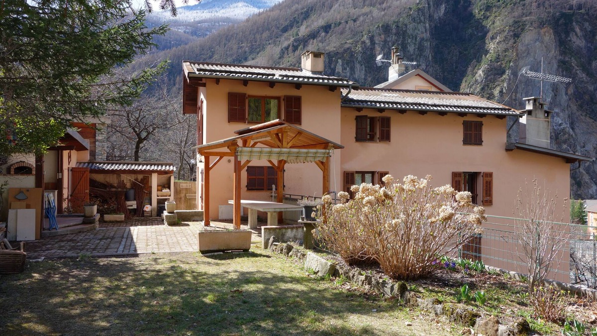 Isola Apartment | Comfortable family chalet between the ski resorts of Isola 2000 and Auron