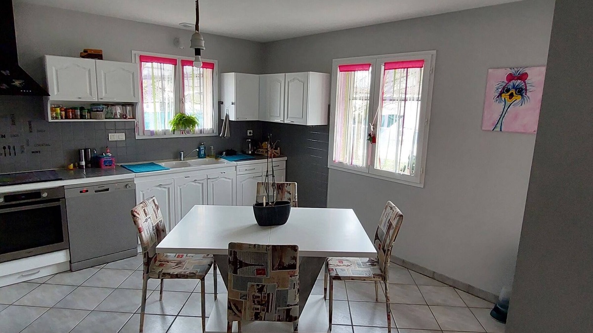 Beaurepaire Cabin | Comfortable family villa with pool, jacuzzi, playground and pets