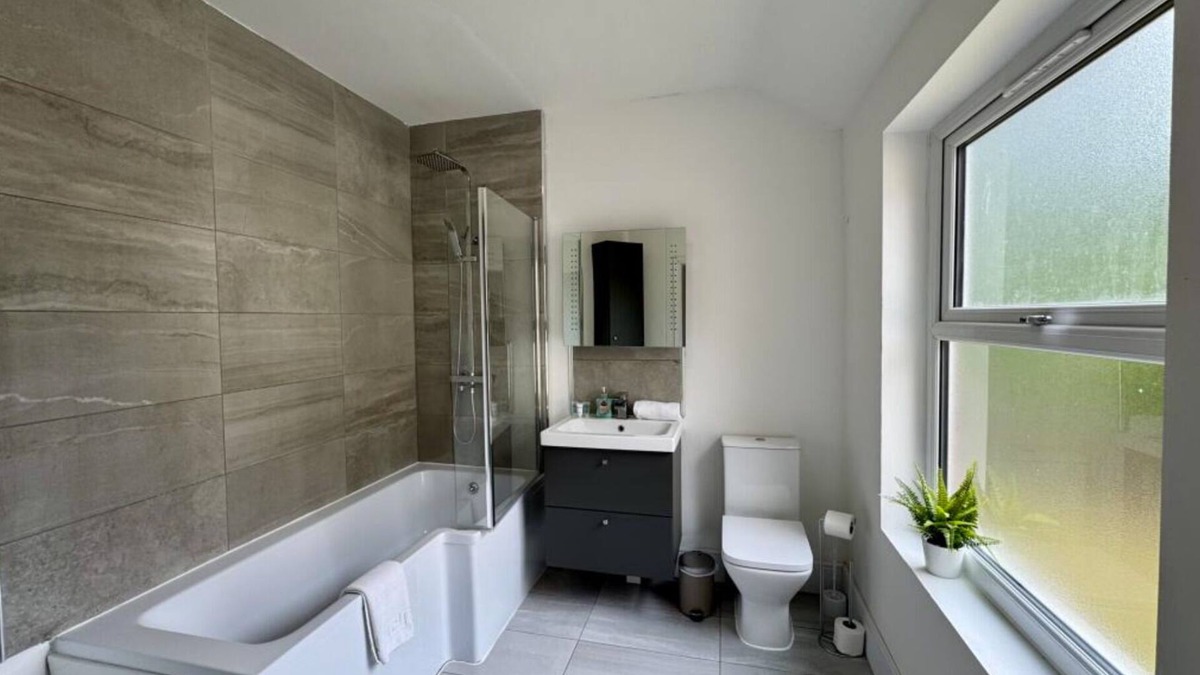 Moseley House | Comfortable family-friendly four bedroom house