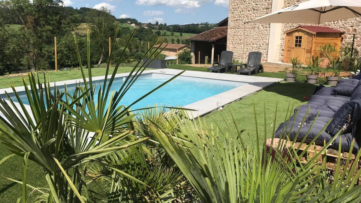 Belmont-de-la-Loire Cottage | Comfortable cottages with pool, pets welcome, fireplace, garden