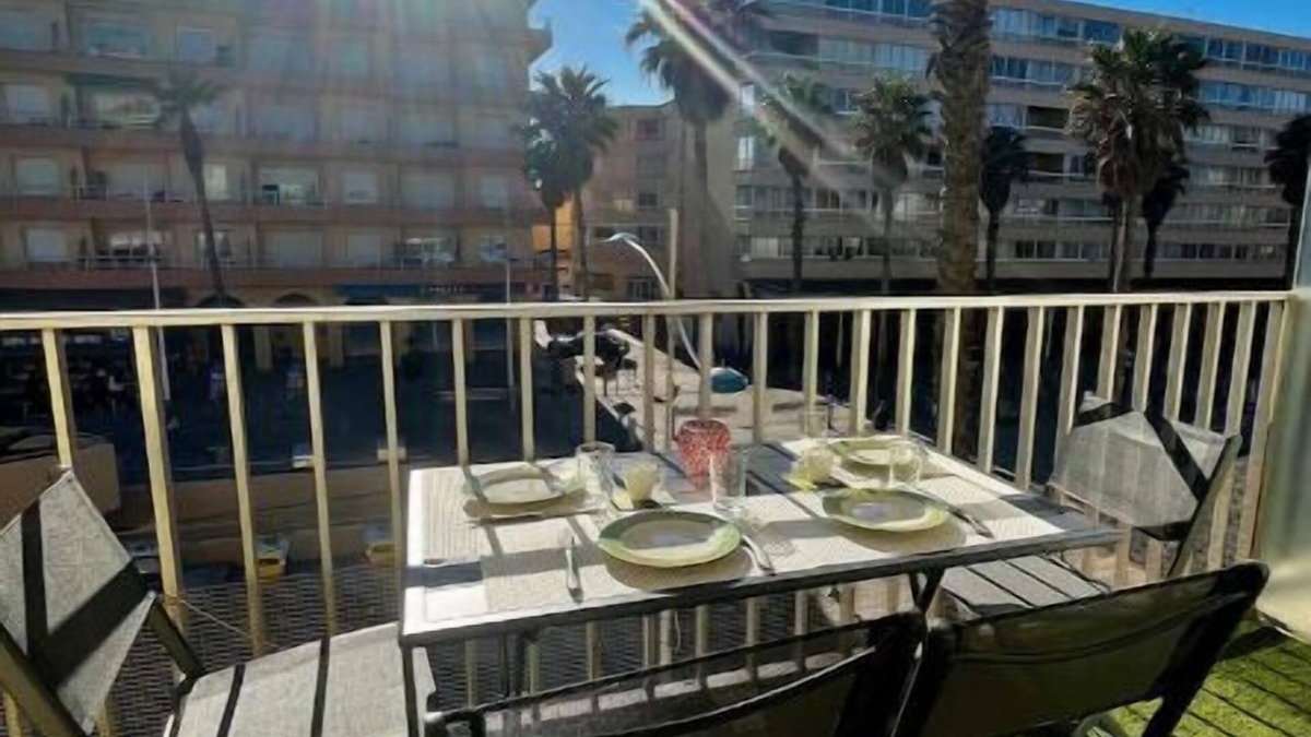 Canet-en-Roussillon Apartment | Comfortable T2 Canet plage vue mer pied dans l'eau parking avec suplement.
