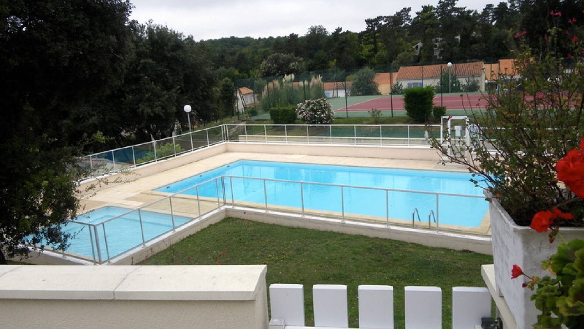 Meschers-sur-Gironde Cabin | Comfortable villa overlooking swimming pool and tennis court, secure residence