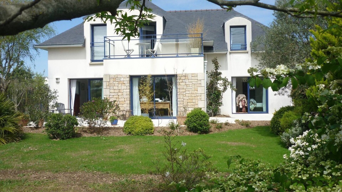 Riantec House | Comfortable ground floor on garden, near sea.
