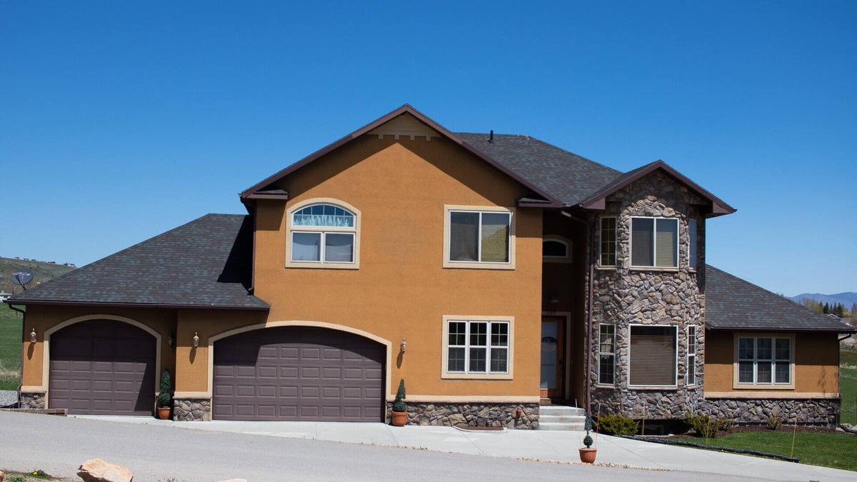 Garden City House | Comfortable home, firepit, deck space - near the Lake and Shakes