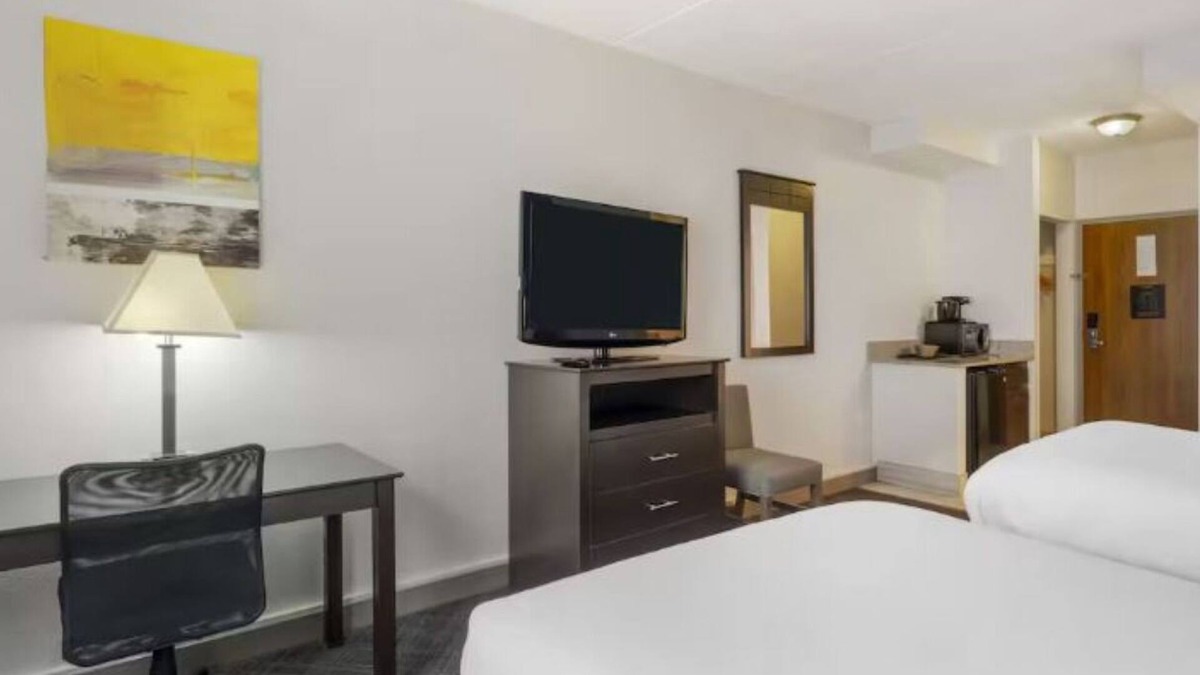 Mundelein Hotel | Comfortable Hotel Suites with Fitness Amenities Near Vernon Hills - 2 Units