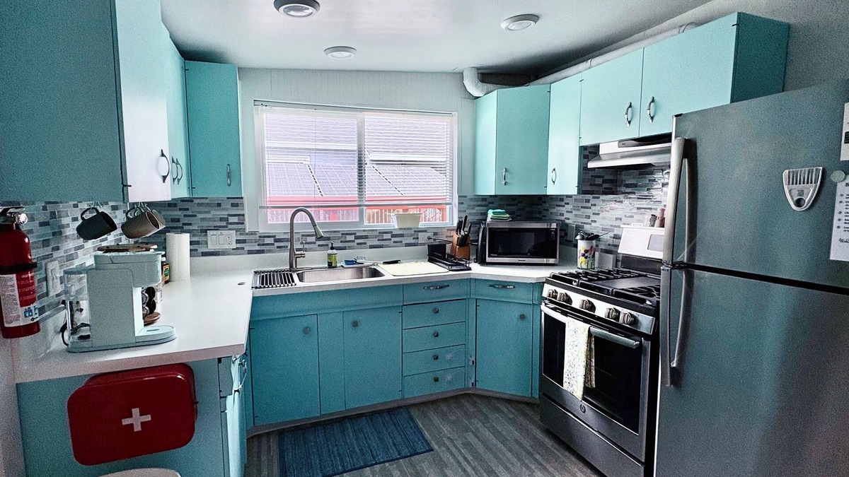 Hayward House | Comfortable House with a TV, Yard, Parking