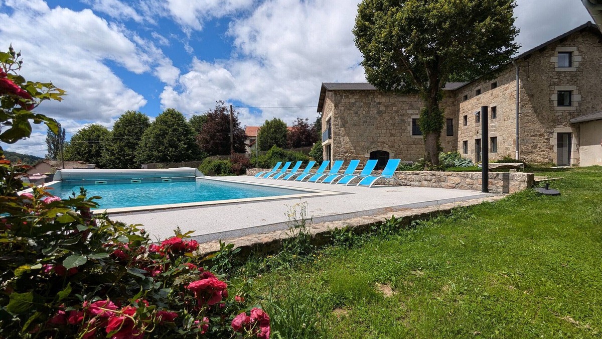 Lapte Cottage | Comfortable lodge with heated pool, for 23 people, perfect for families and friends