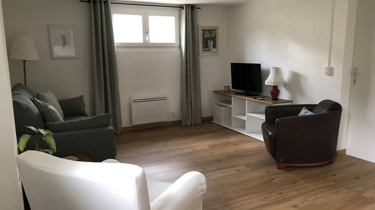 Duillier Apartment | Comfortable lower ground floor flat in picturesque village above Nyon