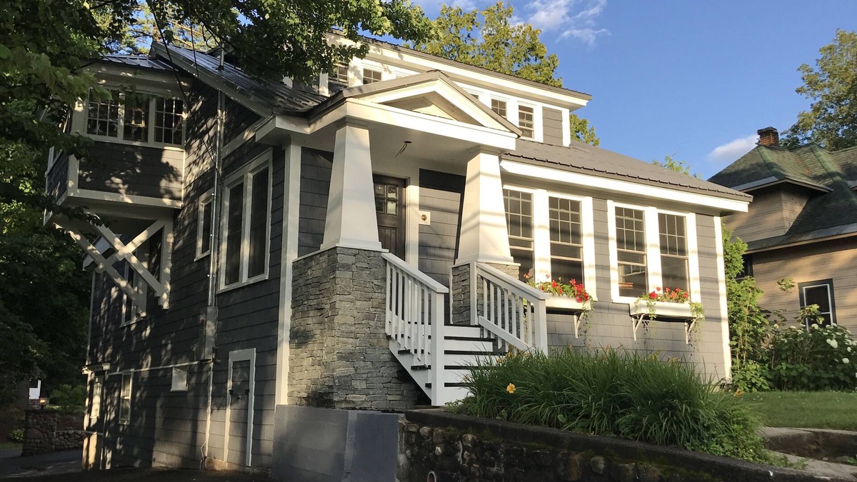 Hillcrest House | Comfortable Newly Renovated Home in the Heart of Town!