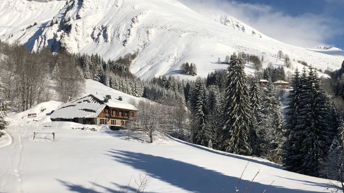 Taninges Bed & Breakfast | Comfortable off grid mountain lodge with SPA.