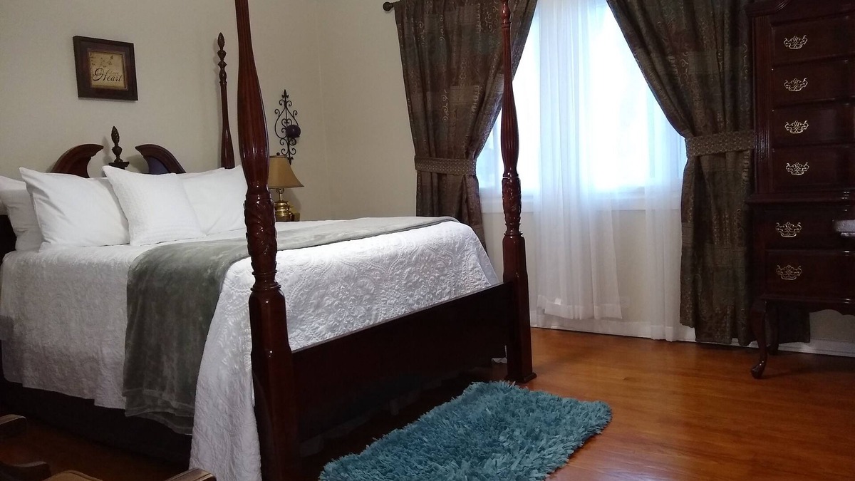 Evanston House | Comfortable place in Evanston! Close to Northwestern and Loyola University.