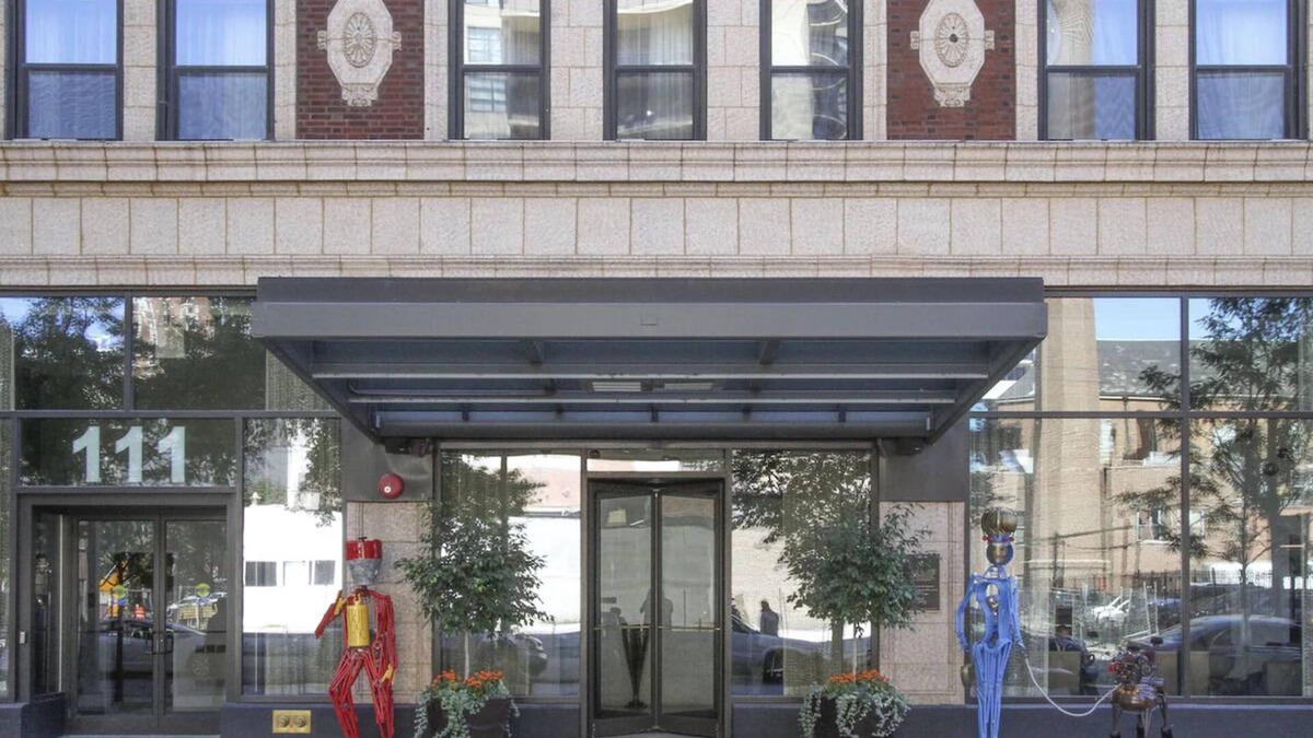 Near North Side Hotel | Comfortable Queen Stay w/Earth Tone Furniture! Pet Friendly Near 360 Chicago!