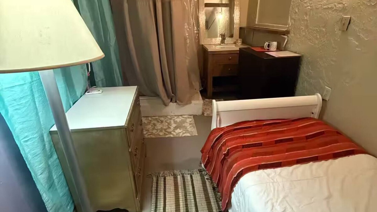Homestead Bed & Breakfast | Comfortable Room with bathroom