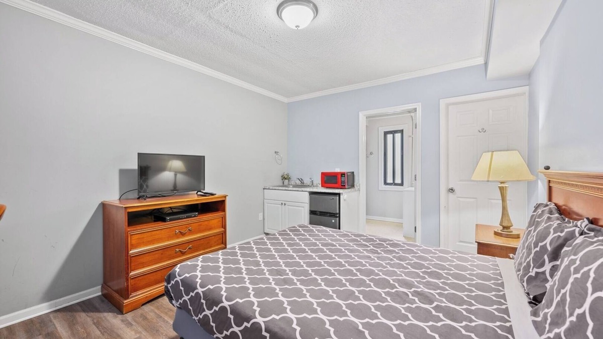 Riverview Apartment | Comfortable Room With Bath in Brownstown