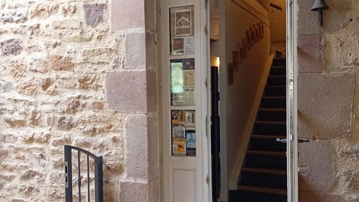 Aiguelèze Apartment | Comfortable rooms on the water's edge, ideal for couples and families!