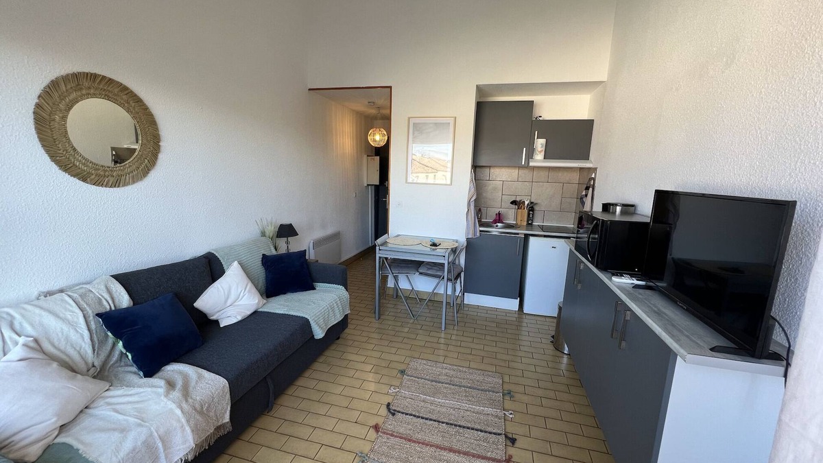 Balaruc-les-Bains Apartment | Comfortable studio, ideally located with parking, for curists.