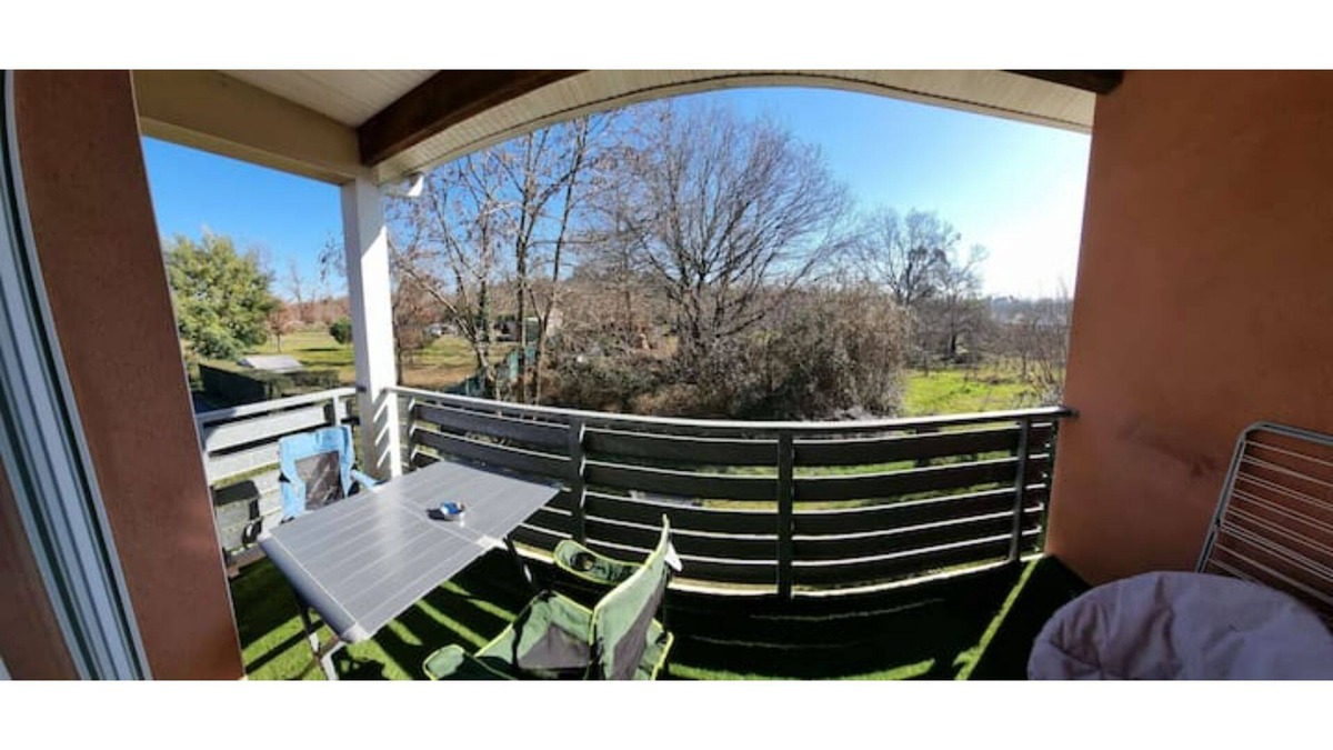 Etauliers Apartment | Comfortable self-catering 2-bedroom apartment rated 3 stars.