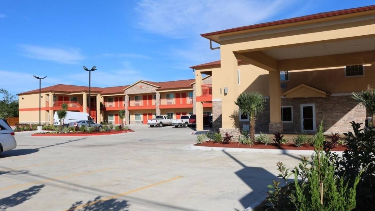 Humble Hotel | Comfortable Stay Ideal For Family | Right off Highway 1960