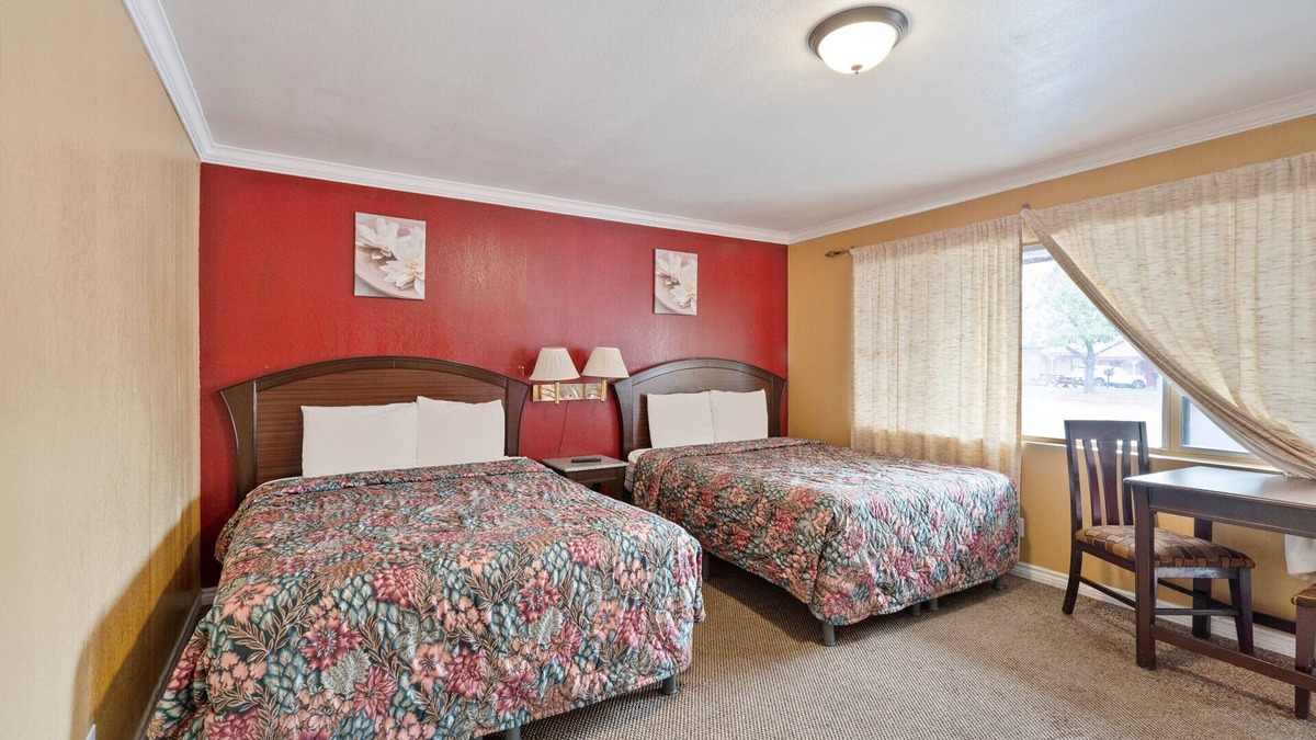 Beeville House | Comfortable Stay with Free Onsite Parking, Pet-friendly Accommodation