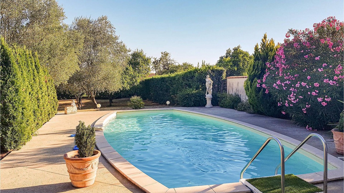 Chervettes Apartment | Comfortable studio with private pool for activities in the area.