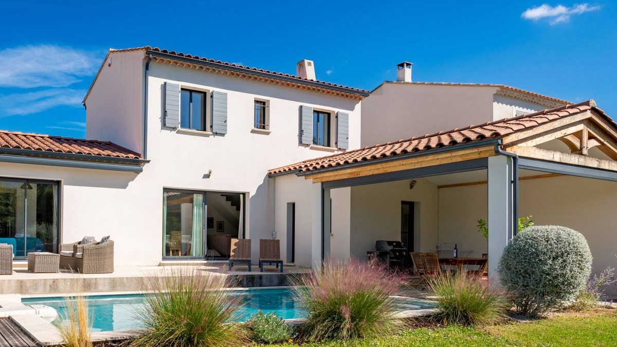 Oppede Villa | Comfortable Villa for 6, with pool and views and easy walking distance to Oppede