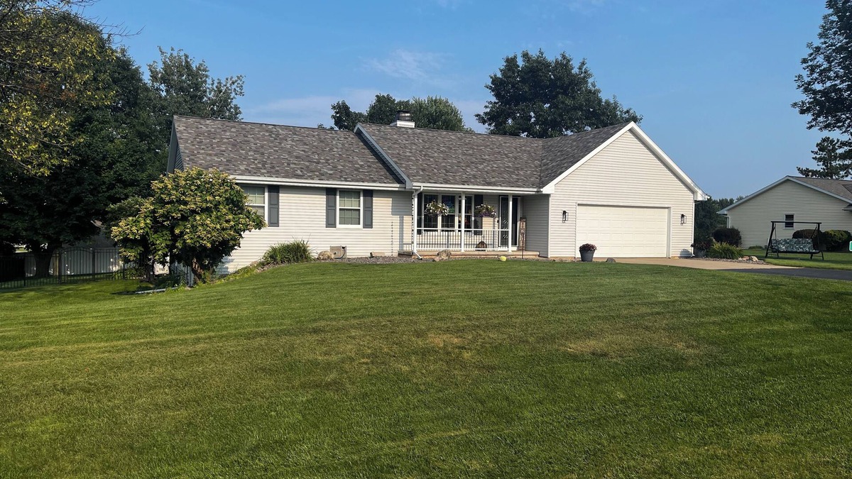 Suamico House | Comfortably sleeps 8-12 people well cared for home.