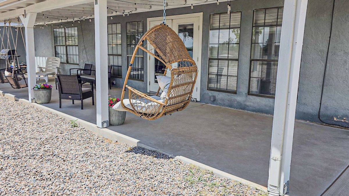 Los Lunas House | Comfy 3-bedroom home with massage chair and arcade right off freeway