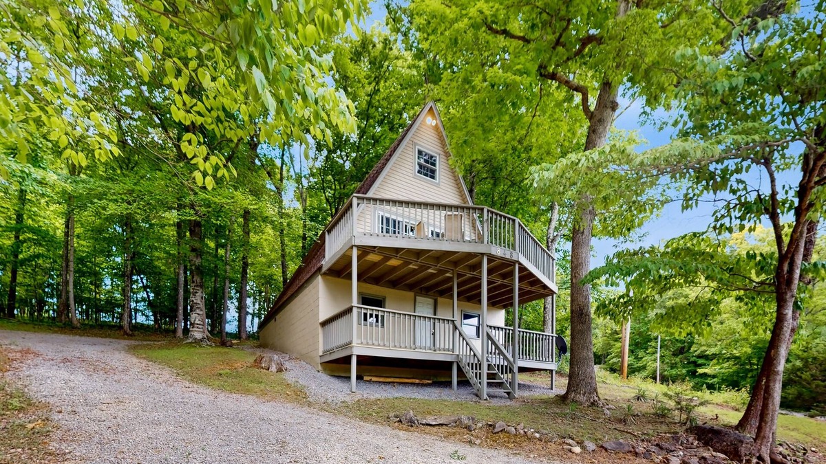 Flat Hollow Marina House | Comfy A-frame cabin with deck, gas grill, Internet, close to marina