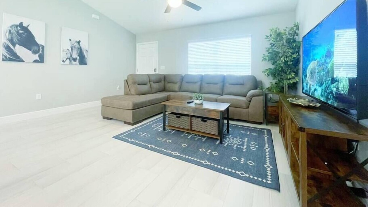 Ocala House | Comfy and Cozy 4 bedroom home with garage