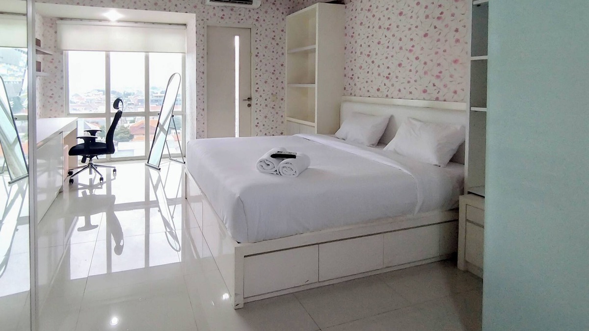 Siwalankerto Apartment | Comfy and Warm Studio at The Square Surabaya Apartment