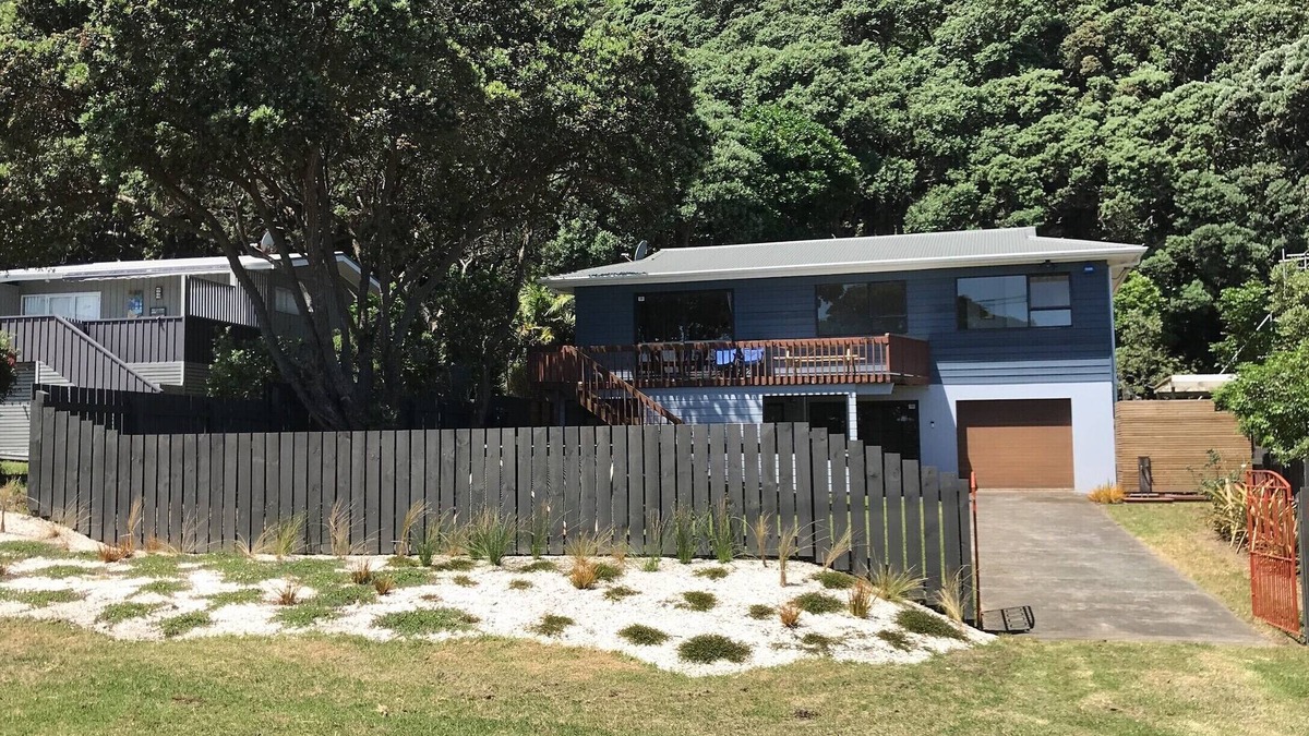 Piha House | COMFY BEACHFRONT FAMILY BACH