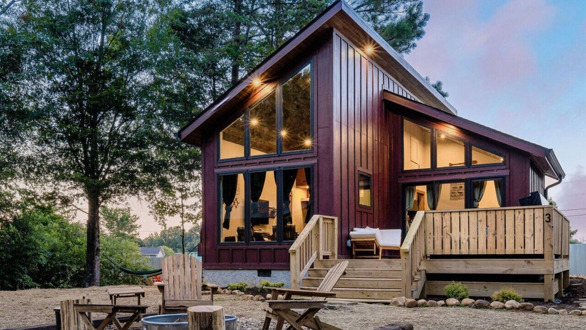 Baxter Cabin | Comfy Cabin w/Pickleball, Golf, Sauna & Hot Tub!