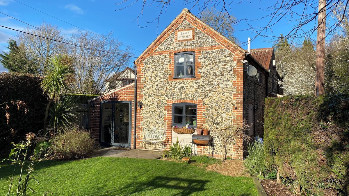 Lingwood Cottage | Comfy Character Cottage, sleeps 13, Hot Tub, Spa Bath , Patio and Gardens