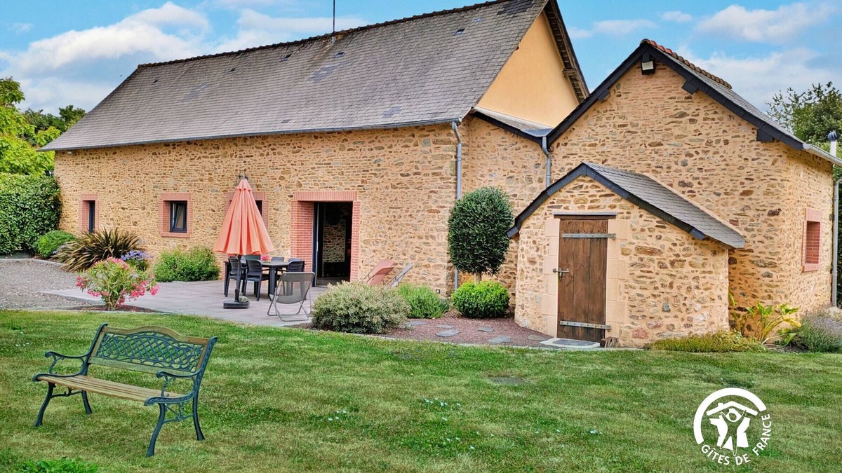 Cosse-le-Vivien Cottage | Comfy cottage with terrace, pétanque, WiFi, accessible room