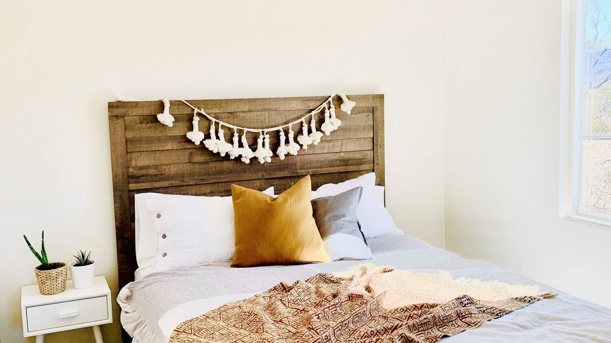 Joshua Tree House | Comfy Cottage With Writer Cabin and Book Nook. Pet-Friendly Fully Fenced Yard