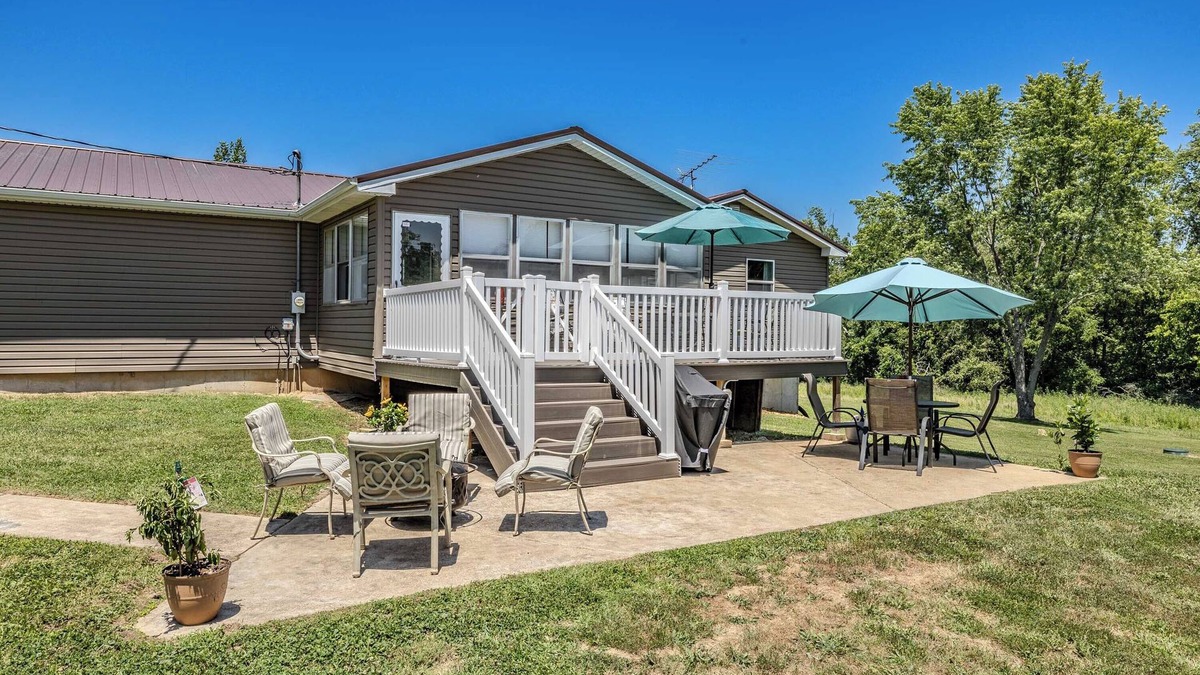Farmington House | Comfy Country home. Pet friendly, 5 bedrooms, AC, WIFI, just outside Farmington