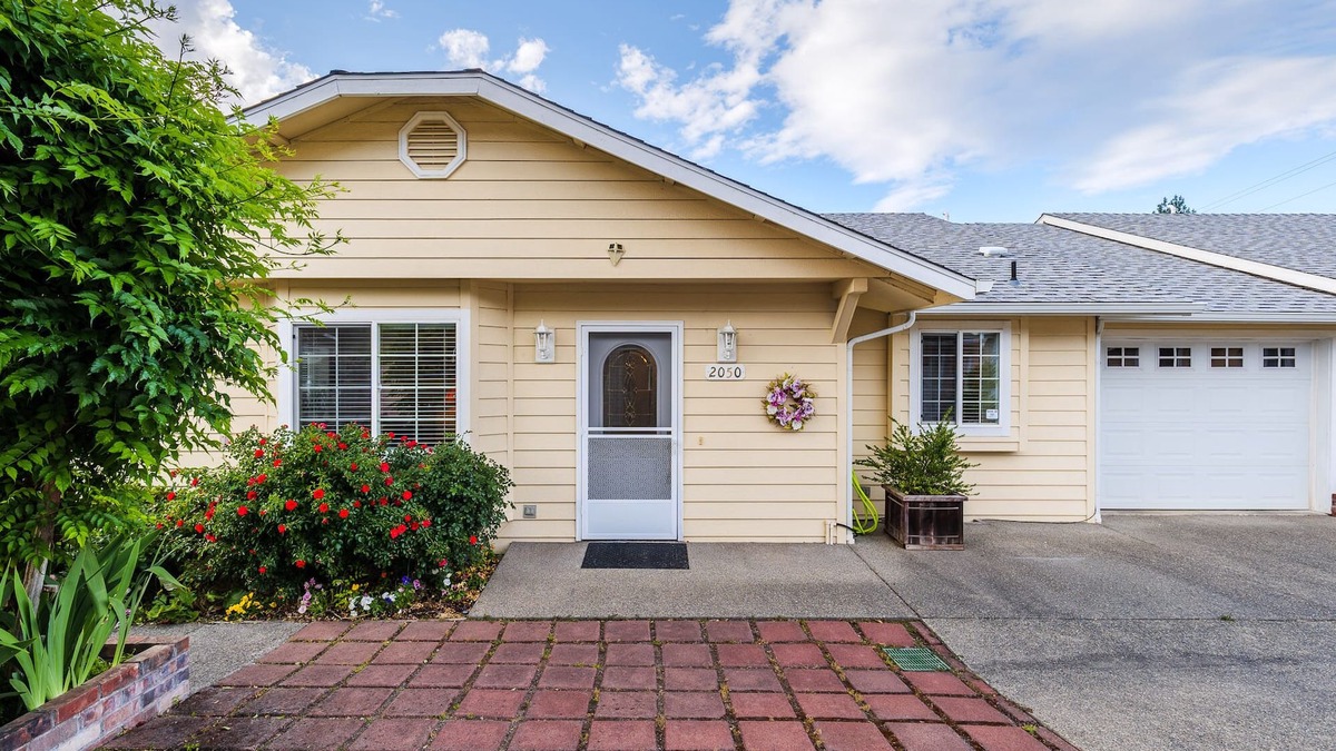 Redwood Cottage | COMFY-COZY, Quiet, EV car CHARGER, GARAGE, Recliner