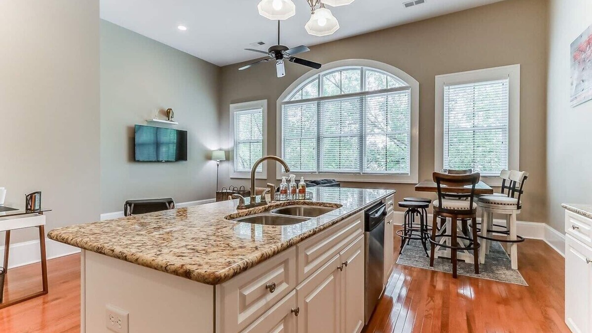 Thomas Square Condo | Comfy-Cozy-Walk to Forsyth Park-King Beds