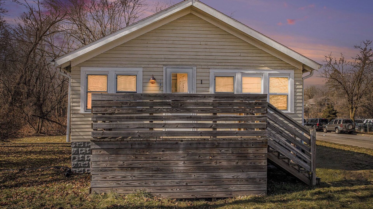 Kalamazoo Apartment | Comfy Craftsman Full 2 Bed Apartment w/Modern Luxuries
