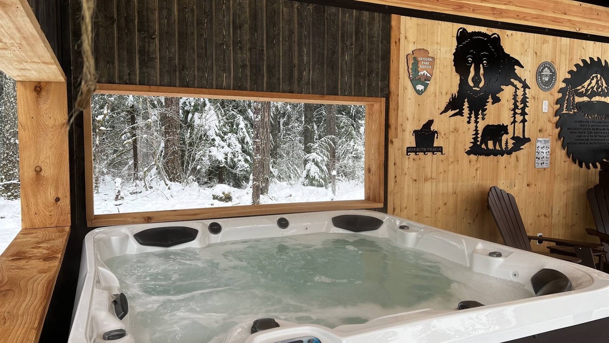 Ashford Cabin | Comfy Family Cabin w/Solo Stove Firepit, EV & Spa!