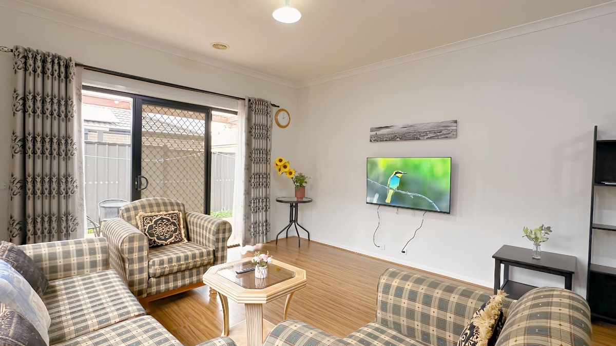 Craigieburn House | Comfy home/Airport/Shopping/Playground Nearby/Evaporative Cooler