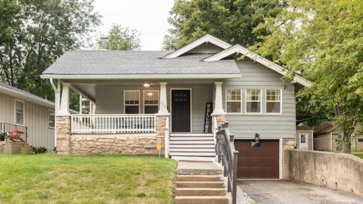 Tower Homes House | Comfy KC Bungalow minutes from the attractions!