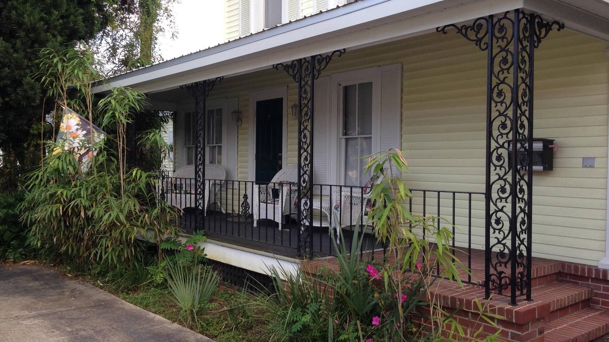 DeLand Apartment | Comfy King, queen pullout, relaxing front Porch, Short Walk To Downtown