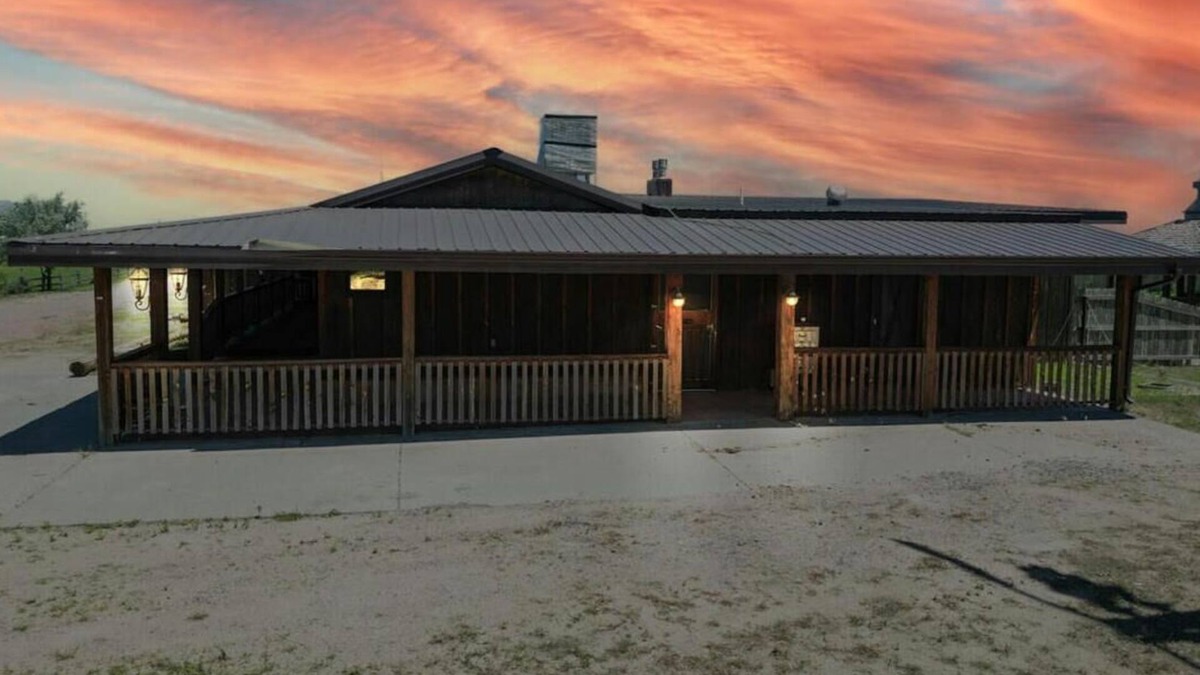 Kirk Cabin | Comfy, quiet rustic lodge with game room, bar, dining room & full XL kitchen