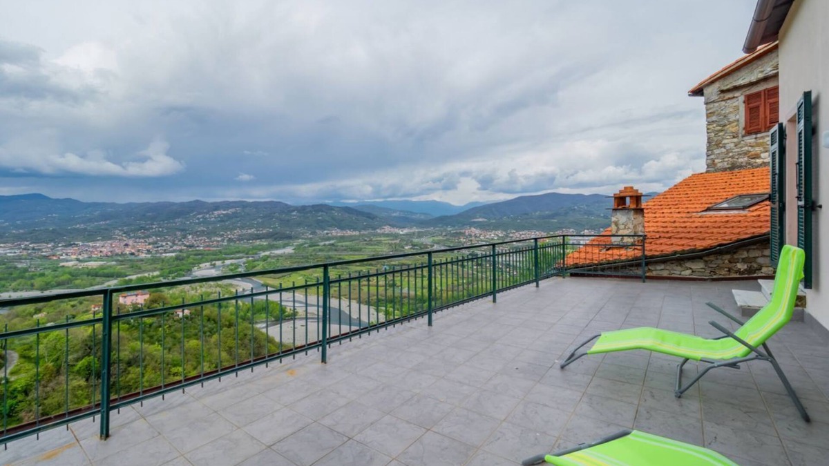 Vezzano Ligure Apartment | Comfy & Roomy Apt - View on the Ligurian Hills!