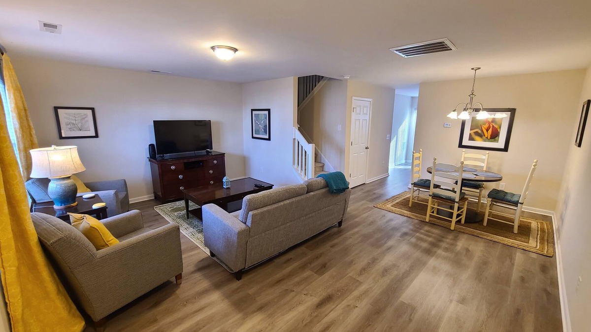 Greensboro House | Comfy townhouse near airport and dining!